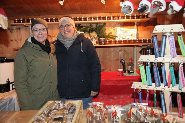 Die Freude über die Wiederkehr des Igensdorfer Adventsmarktes war in und vor den Buden groß. | Foto: Uwe Rahner