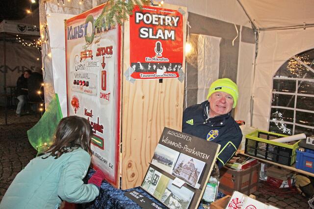 Gewagter Einblick: Der Kunst-o-mat des Alternativen Kulturvereins glänzt nicht mit KI (künstlicher Intelligenz), sondern mit MI (menschlicher Kreativität). | Foto: Uwe Rahner