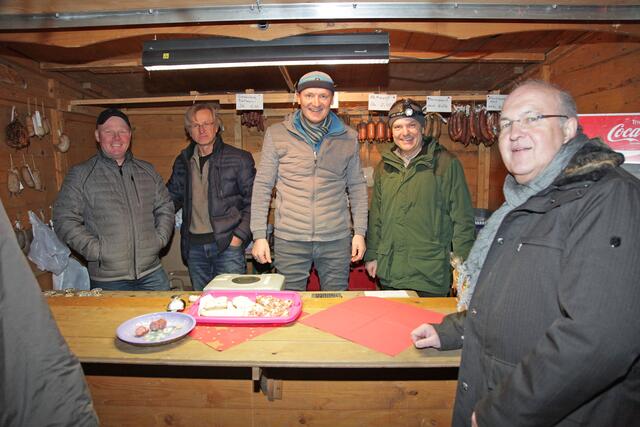 Hausgemachte Wurstwaren lockten vor allem männliche Marktbesucher. | Foto: Uwe Rahner