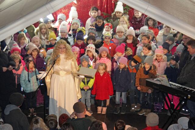 Das Igensdorfer Christkind eröffnete den Adventsmarkt mit dem Kinderchor der Sing- und Musikschule | Foto: Uwe Rahner