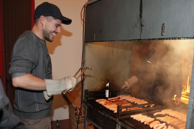 Ehrenamtlich engagiert und gut gelaunt: Dank der Feuerwehr Igensdorf konnten die Besucher am Adventsmarkt gut gegrillte Bratwurst genießen. | Foto: Uwe Rahner