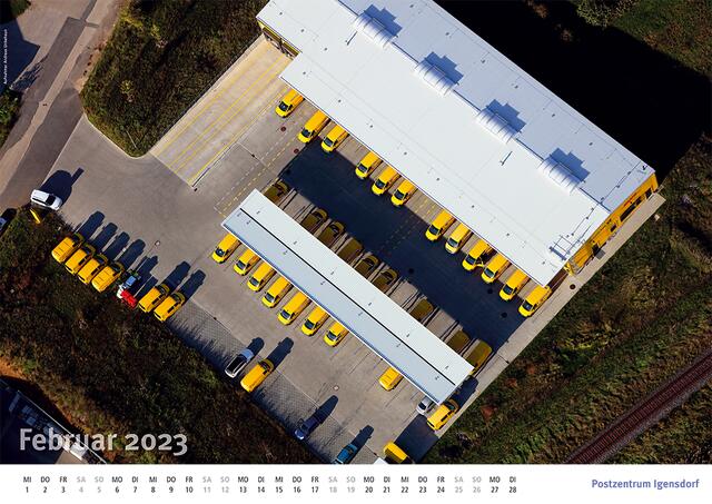 Eine Armada gelber Fahrzeuge wartet auf ihren Einsatz. | Foto: NOVUM Verlag &amp; Werbung © Andreas Unbehaun