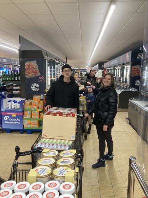 Von den Geld-Spenden wurden dringend benötigte Lebensmittel gekauft.