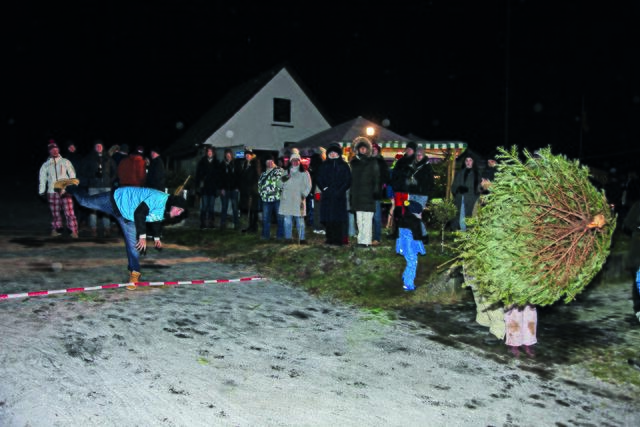 Gesamtsieger Christoph Weber (links) schleuderte die Tanne (rechts) mit Wucht in die Nacht. | Foto: Uwe Rahner