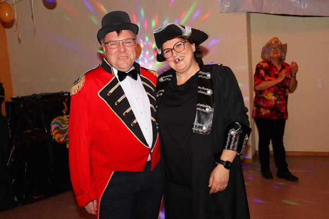 In Igensdorf feierte man bereits den "Hexenfasching". Bürgermeister Edmund Ulm war – begleitet von seiner Gattin – ebenfalls mit von der Partie.