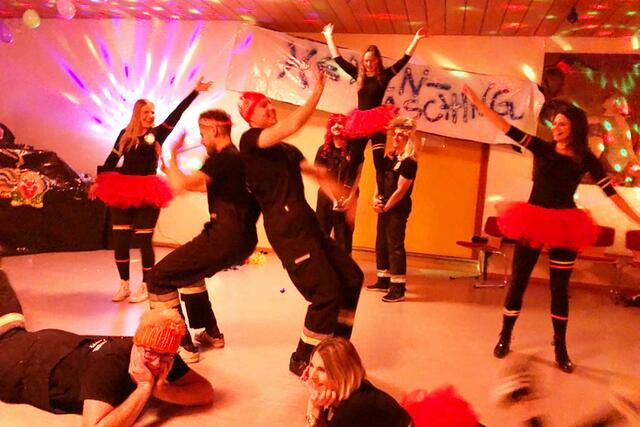 In Igensdorf feierte man bereits den "Hexenfasching". Das Männerballett war einmal mehr ein Höhepunkt.