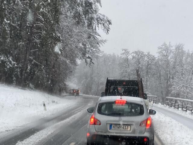 Zwischen Neunhof und Eschenau kamen die Autos am Donnerstagmorgen nur noch im Schritttempo voran – wenn überhaupt. | Foto: Jochen Harland