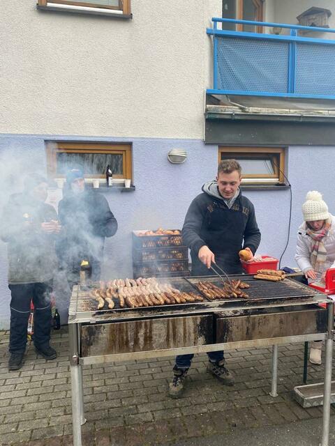 Der Crosslauf war rundum ein sehr gelungenes Event. Dank vieler Helfer, die beispielsweise beim Streckenbau, bei der Zeitnahme, beim Kuchenverkauf, am Grill, im Wettkampfbüro und bei der Startnummernausgabe geholfen haben, ging alles reibungslos über die Bühne.