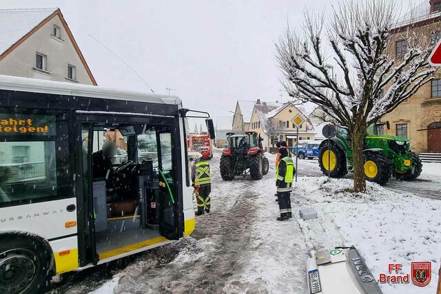 In Brand blieben aufgrund der starken Schneefälle am Donnerstagmorgen zwei Linienbusse hängen und konnten erst weiterfahren, nachdem sie mit Hilfe von schweren landwirtschaftlichen Fahrzeugen wieder freigeschleppt wurden. | Foto: Feuerwehr Brand