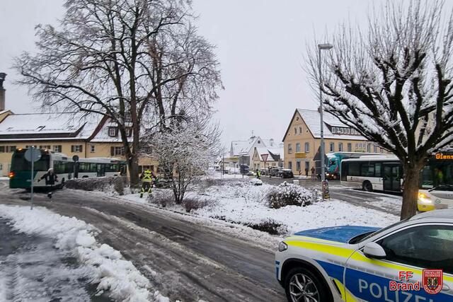In Brand blieben aufgrund der starken Schneefälle am Donnerstagmorgen zwei Linienbusse hängen und konnten erst weiterfahren, nachdem sie mit Hilfe von schweren landwirtschaftlichen Fahrzeugen wieder freigeschleppt wurden. | Foto: Feuerwehr Brand