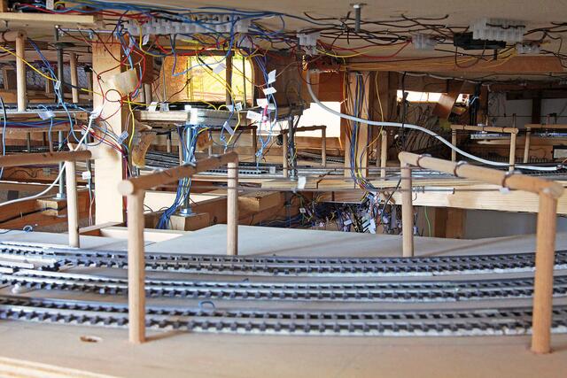 Ein Blick in die „Unterwelt“ der Modellbahnanlage. | Foto: Uwe Rahner