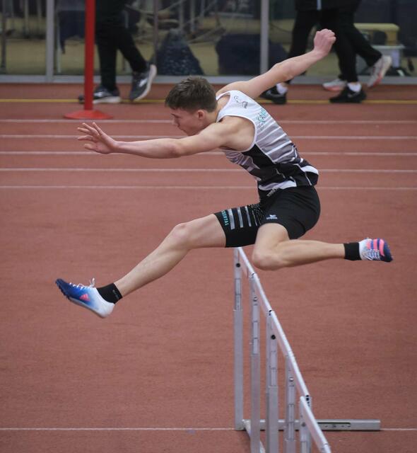 Niklas Göhl beim Überspringen der Hürden. | Foto: ©Mahr