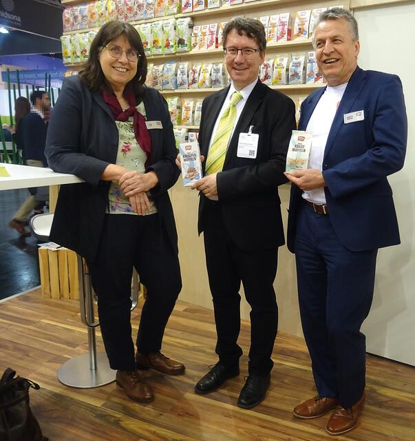 Irene Reif und Andreas Wenning, Geschäftsführer der Minderleinsmühle, erläutern Kreisrat Manfred Bachmayer das neue Design der Marke Rosengarten. | Foto: Privat