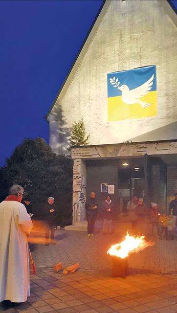 Mesner Michael Ihle setzte seine Ideen vor der Kirche um und scheute keine Mühen, Zeichen des Friedens vor der Kirche zum Leuchten zu bringen. Das Friedensbanner wurde angestrahlt und ein Friedensfeuer, das allen Hass verbrennen sollte. | Foto: Privat