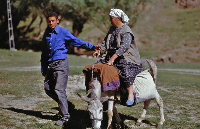 Türkei, auf dem Land: Mutter und Sohn = Jung für Alt | Foto: Dr. Manfred Schildknecht