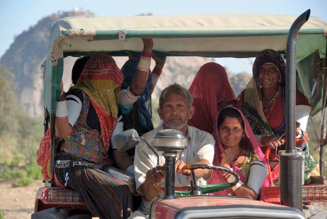 Indien: Frauen auf dem Weg zur Arbeit auf den Feldern | Foto: Dr. Manfred Schildknecht