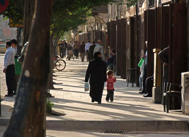 Syrien, Aleppo, 2010: Mutter und Tochter beim Einkauf  | Foto: Dr. Manfred Schildknecht
