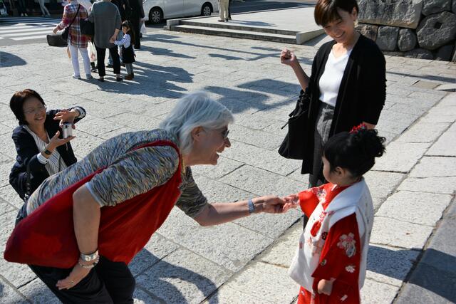 Japan: glückliche Frauen aus zwei Kulturkreisen mit Mädchen im ersten traditionellen Kimono  | Foto: Dr. Manfred Schildknecht