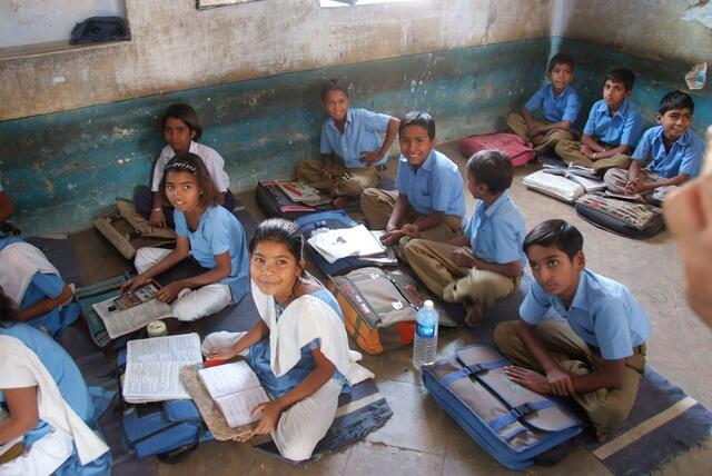Indien: sieben Jungen und drei Mädchen in der Schule, der wichtigste Ort auf dem Weg zur Gleichberechtigung | Foto: Dr. Manfred Schildknecht