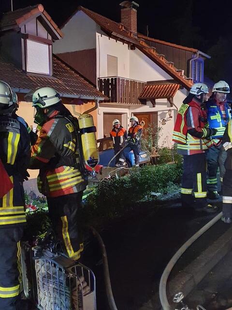 Unter Atemschutz gingen die Feuerwehrkräfte gegen den Brand vor. | Foto: Feuerwehr Forth