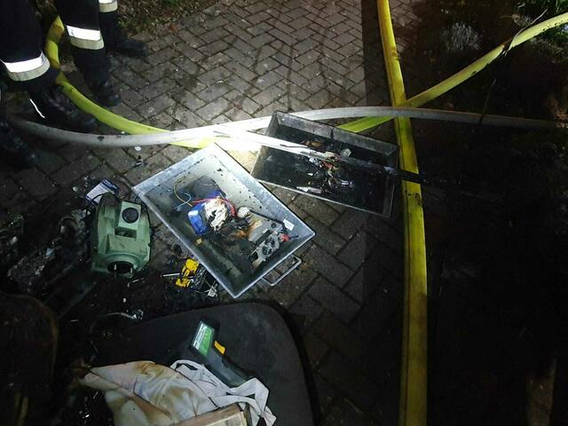 Die Feuerwehr brachte die brennenden elektronischen Geräte ins Freie und löschten sie dort ab. | Foto: Feuerwehr Forth