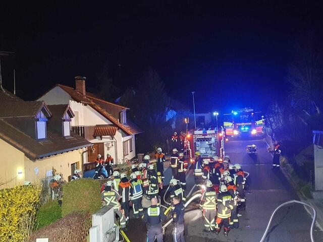 An dem nächtlichen Löscheinsatz in Pettensiedel waren über 70 Einsatzkräfte beteiligt. | Foto: Feuerwehr Forth
