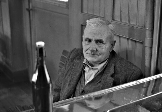 NORDRHEIN-WESTFALEN, 1962: unbekannter Mann auf Wirtshausbank  | Foto: Dr. Manfred Schildknecht