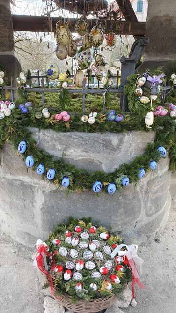 Osterbrunnen der Eckenhaider Landfrauen: im Korb Ostereier für jede Eckentaler Ortsgemeinde | Foto: Dr. Manfred Schildknecht