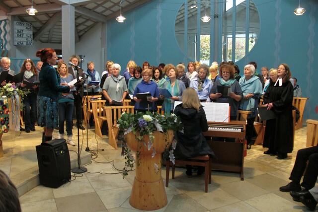 Konzert "BLUE CHURCH SINGERS", 2017, Friedenskirche Eckenhaid, mit Pfarrerehepaar Stünzendörfer als Chor-Verstärkung, am Klavier Karen Jackel: GEHE ICH ALLEIN ODER GEMEINSAM IN EIN KONZERT?  | Foto: Dr. Manfred Schildknecht