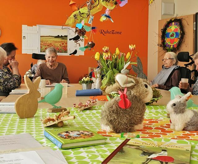Beschützte Wohngruppe, Vorlesestunde zur Einstimmung auf OSTERN | Foto: Annegret Schildknecht