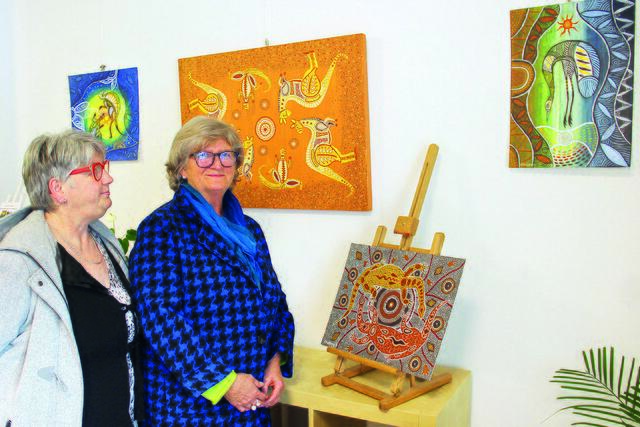 Hier bestaunen Daniela Holfelder und Karin Friedrich aus Eckenhaid die kunstvoll gemalten Bilder von Enzmann.