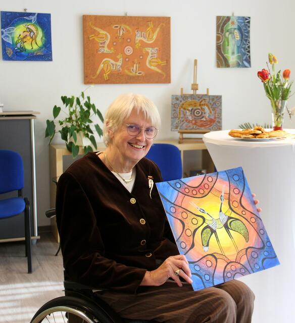 Inge Enzmann mit einem ihrer Bilder in der Ausstellung