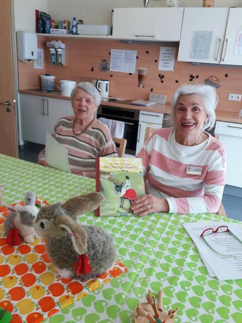 Seniorenzentrum MM, Beschützte Wohngruppe: Vorlesestunde zur Einstimmung auf OSTERN "Der kleine Esel und die Ostergeschichte" | Foto: Jutta Richter, Sozialbetreuung MM