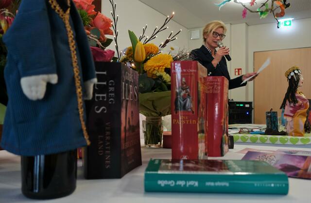 Büchertisch mit Bürgermeisterin beim Vorlesen | Foto: Dr. Manfred Schildknecht