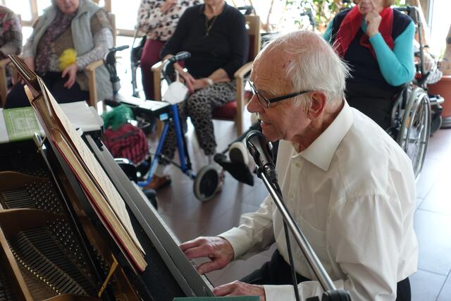 Heinrich Auerswald, "unser Mann am Flügel", in seinem Element  | Foto: Dr. Manfred Schildknecht