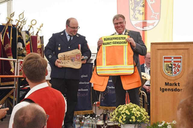 Geschenkübergabe: Eine Uhr für Feuerwehrvorstand Matthias Wiedemann, eine Funktions- und Kennzeichnungsweste für Bürgermeister Edmund Ulm. | Foto: Sabine Büssert