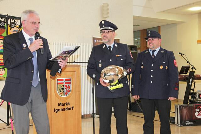 Bürgermeister Martial Fauchet überbrachte Kommandant Stefan Hackl und dem Vorsitzenden Matthias Wiedemann für die Igensdorfer Jubelwehr Grüße und Geschenke der französischen Feuerwehrkameraden. | Foto: Uwe Rahner