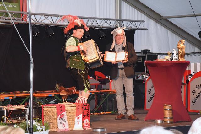 „Wenns läfft dann läffts“: Am Samstagabend gastierte der bekannte Kabarettist Oti Schmelzer im vollen Festzelt. Der unter anderem aus der BR-Kultsendung „Fastnacht in Franken“ bekannte Unterfranke hatte sich auf Igensdorf vorbereitet und streifte lokale Themen. Dazu hat er sich 1. Bürgermeister Edmund Ulm auf die Bühne geholt. | Foto: Uwe Rahner