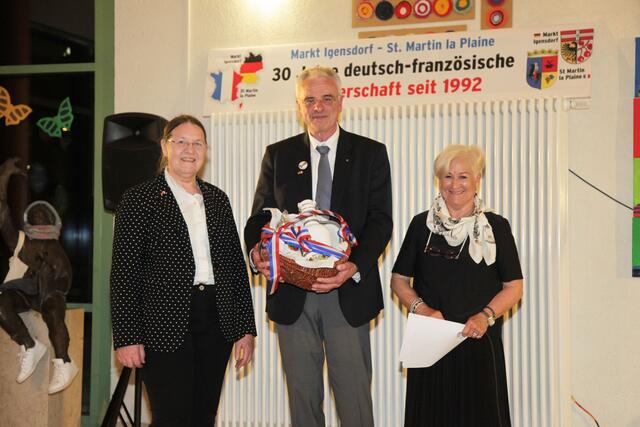 Für den Freundeskreis begrüßten Vorsitzende Gabriele Oost (rechts) und zweite Vorsitzende Barbara Poneleit erstmals Bürgermeister Martial Fauchet in Igensdorf. | Foto: Uwe Rahner