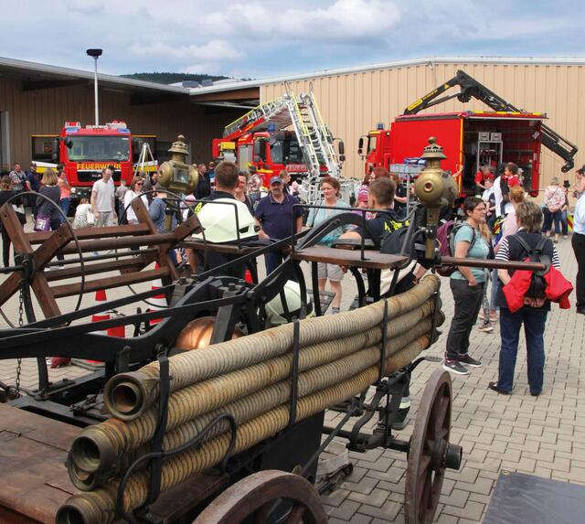 Historische und hochmoderne Feuerwehrtechnik: Der Aktionstag für die ganze Familie bot interessante Einblicke in die Arbeit und Ausrüstung der ehrenamtlichen Helfer von Feuerwehr und THW. | Foto: Uwe Rahner