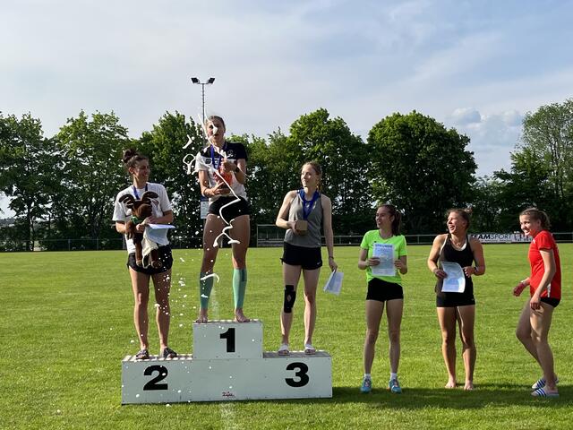 Johanna Stegmeier mit Sektdusche nach ihrem Sieg. Hannah Lehneis (2. v.re.) wurde Fünfte. | Foto: Privat