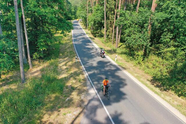Zweiräder kommen auch bisher gut aneinander vorbei auf der ERH 12 und LAU 8 – aber bei Pkw- oder gar Lkw-Begegnungen wird es für Radler gefährlich. Links der Fahrbahn entsteht nun ein neuer Radweg,
die benötigte Fläche ist bereits gerodet. | Foto: Andreas Unbehaun