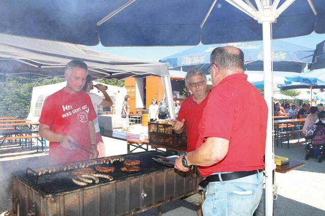 Der FC Eschenau sorgt wieder für Klassiker vom Grill, natürlich gibt es auch vegetarische Alternativen.
| Foto: Andreas Unbehaun
