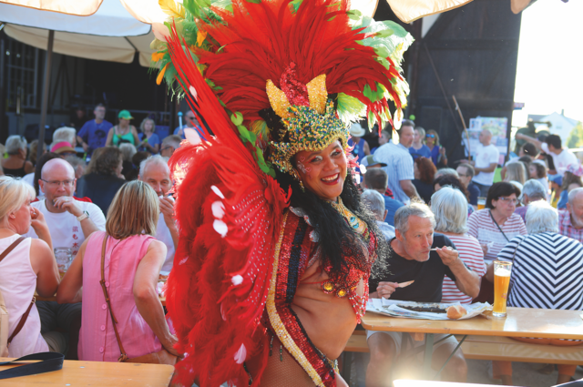 Temperament, Rhythmus, sportliche Höchstleistung: Die Sambatänzerin im farbenprächtigen Federkostüm. | Foto: Andreas Unbehaun