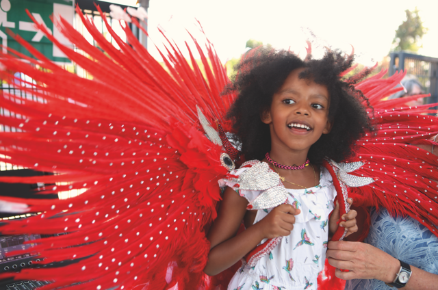 Die junge Besucherin durfte das exklusive Outfit nach der Show auch mal kurz anprobieren. | Foto: Andreas Unbehaun