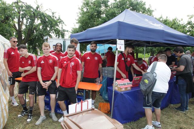 Die Roten im Grünen: Der FC Kalchreuth kümmerte sich um die durstigen Besucher. | Foto: Foto: Uwe Rahner