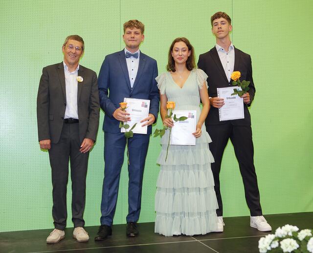 Mit einem Traum-Notenschnitt von 1,0 wurden Linus Lenke, Lena Füssel und Fabian Enzensberger von Schulleiter Burkard Eichelsbacher verabschiedet (von rechts).
 | Foto: Andreas Unbehaun
