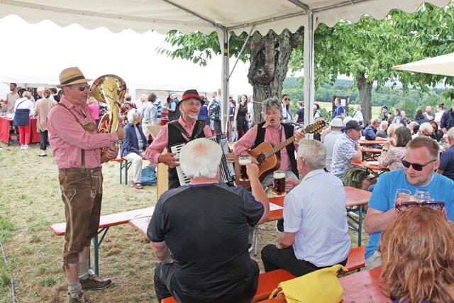 Ein Prosit… auf das Franken-Trio. | Foto: Foto: Uwe Rahner