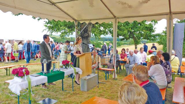 Die Eröffnung der „Kerschterkärwa“ durch 2. Bürgermeister Otto Klaußner und Kirschenkönigin Lena I. | Foto: Foto: Ernst Bayerlein