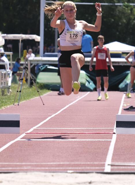 Lizzy Steiner beim Dreisprung, bei dem sie den fünften Platz erreichte. | Foto: Mahr
